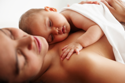 contact peau à peau bébé maman