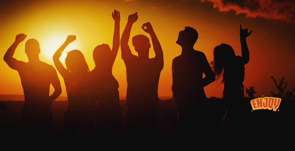 Groupe qui danse sur une plage